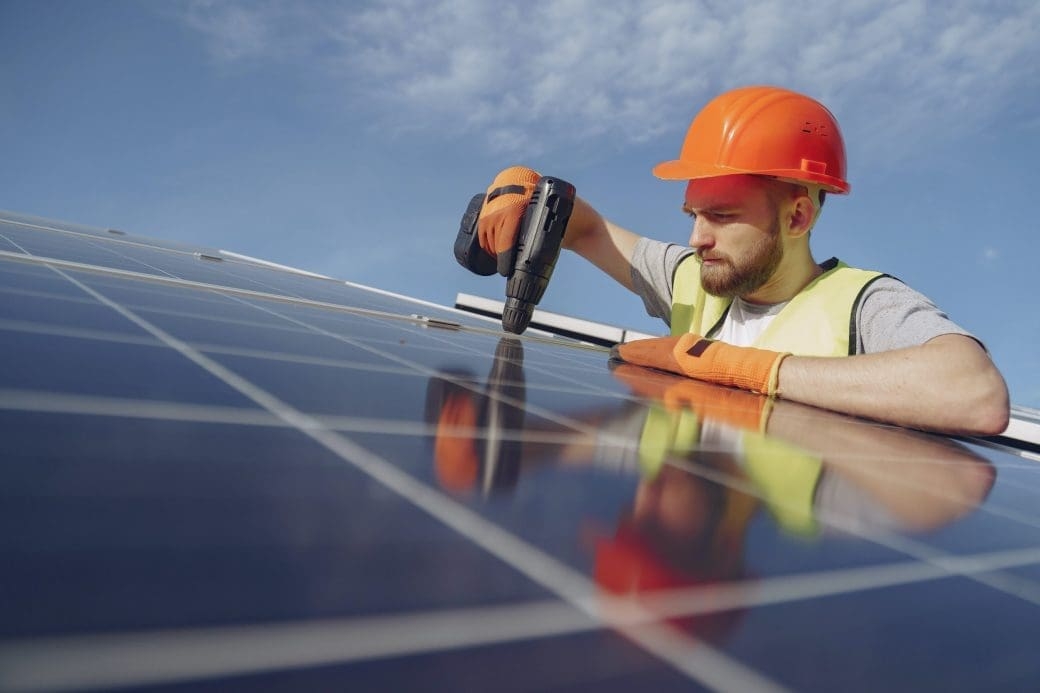 Cuanto-tiempo-se-tarda-en-instalar-placas-solares-en-un-tejado