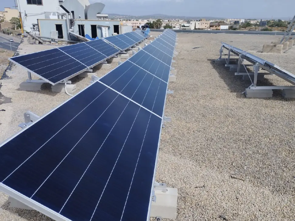 Placas solares en tejado plano para empresas